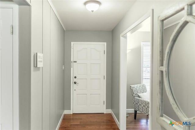 401 Hampshire St, Victoria, TX 77904 - foyer entrance featuring dark wood-style flooring and baseboards