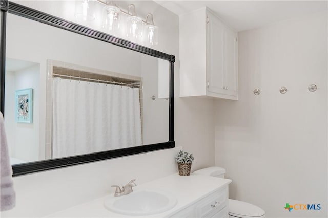 401 Hampshire St, Victoria, TX 77904 - full bath with vanity and curtained shower