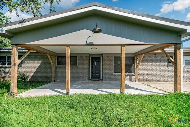 248 Park Rd, Port Lavaca, TX 77979 - back of property featuring brick siding and a yard