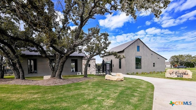 view of front of property featuring a front yard