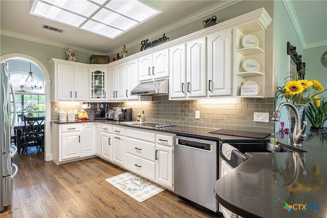 507 Hackberry Bnd, Port Lavaca, TX 77979 - kitchen featuring dishwasher, a sink, under cabinet range hood, a chandelier, and crown molding