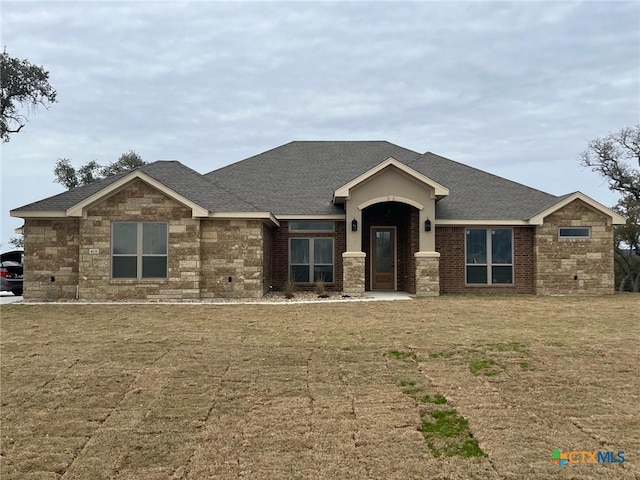 view of front of property with a front yard