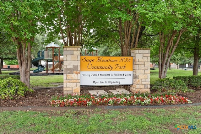 view of community / neighborhood sign