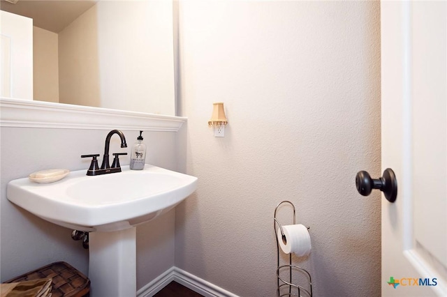 bathroom featuring a sink