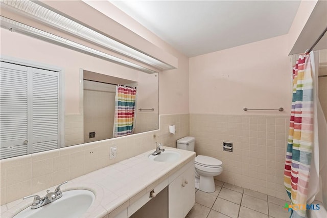 667 Fredericksburg Rd, New Braunfels, TX 78130 - full bathroom featuring tile patterned flooring, tile walls, toilet, and a sink