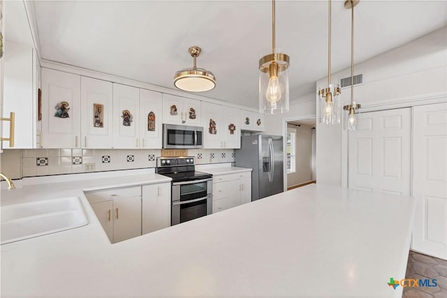 667 Fredericksburg Rd, New Braunfels, TX 78130 - kitchen with visible vents, pendant lighting, a sink, stainless steel appliances, and light countertops