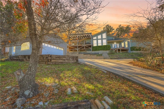 view of yard at dusk