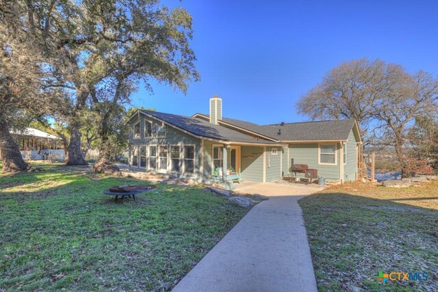 view of front of house featuring a patio and a front yard