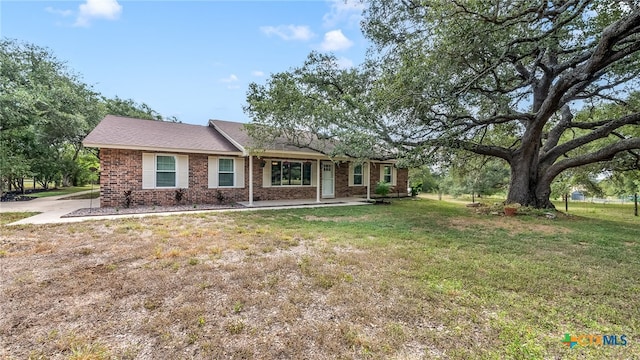 ranch-style house featuring a front lawn