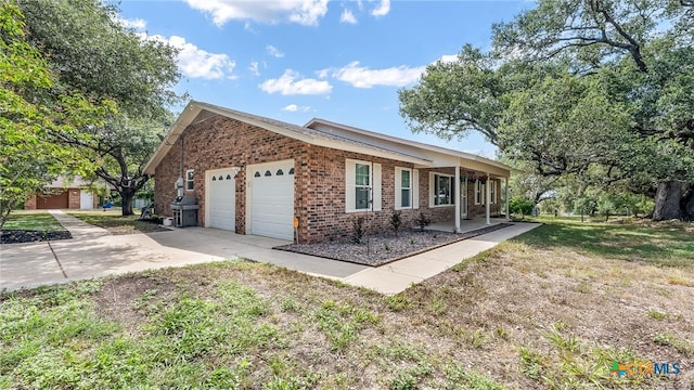 view of front facade featuring a garage and a front yard