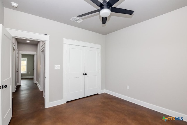 unfurnished bedroom featuring ceiling fan and a closet