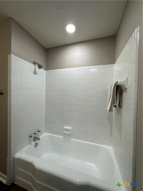 bathroom with tiled shower / bath combo