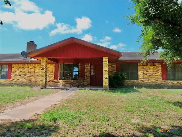 single story home with a front lawn