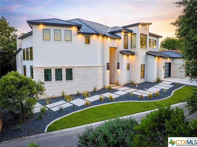 view of front of property featuring a yard