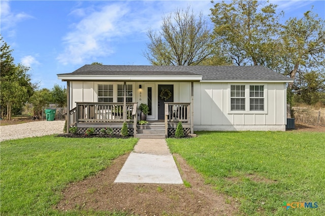 view of front of property featuring covered porch and a front yard