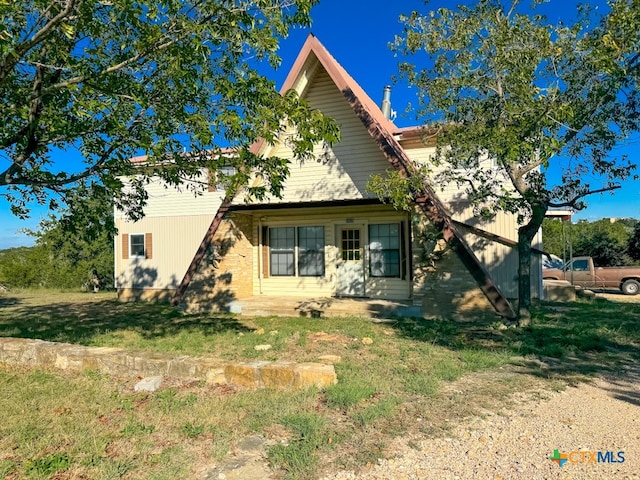 view of front of property featuring a front yard