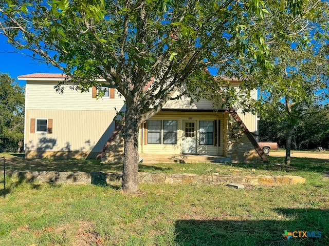 view of front of property with a front yard