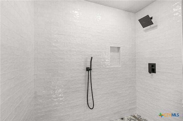 bathroom featuring a tile shower