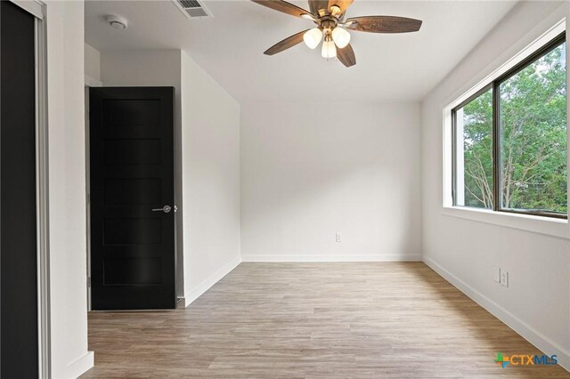 910 Cliffside Dr, Harker Heights, TX 76548 - empty room with light wood-type flooring, ceiling fan, baseboards, and a smoke detector