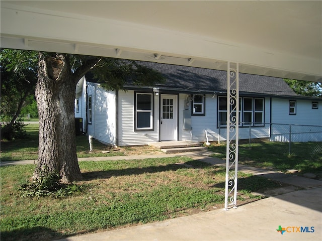 view of front facade featuring central air condition unit and a front lawn