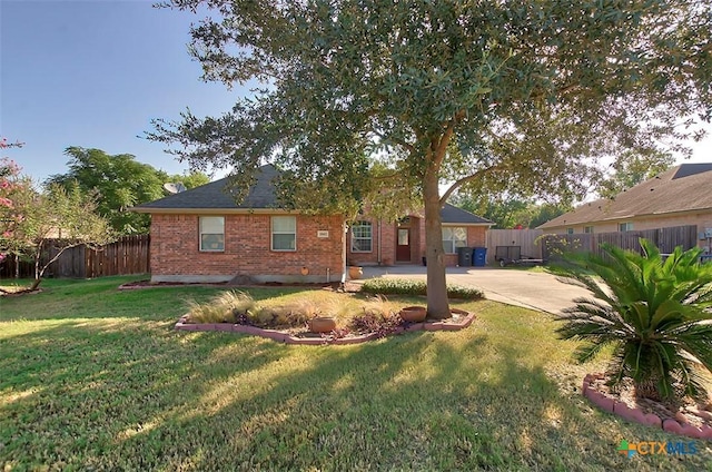 view of front facade with a front lawn