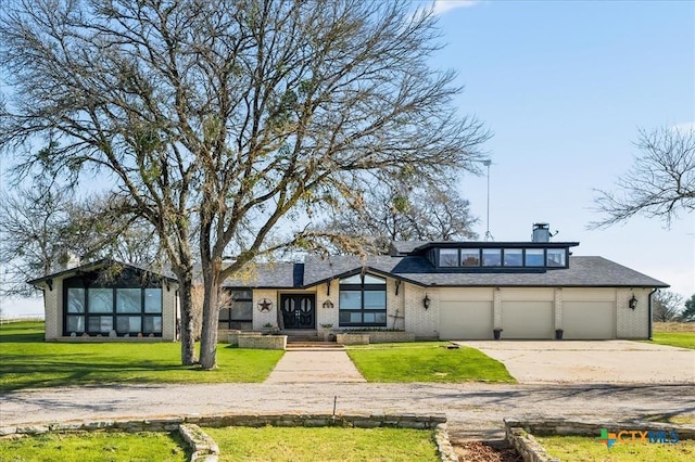 view of front of home featuring a garage and a front yard