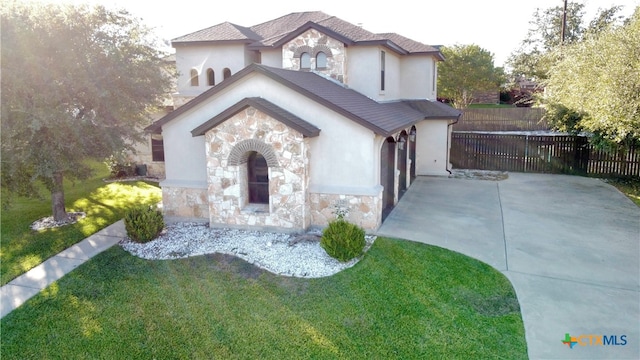 view of front of house featuring a patio area and a front yard