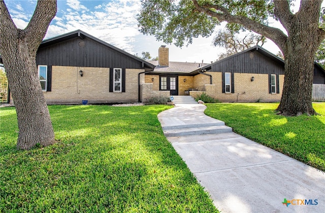 view of front of home featuring a front yard