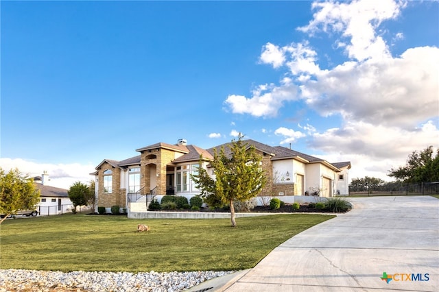 view of front of property featuring a front lawn