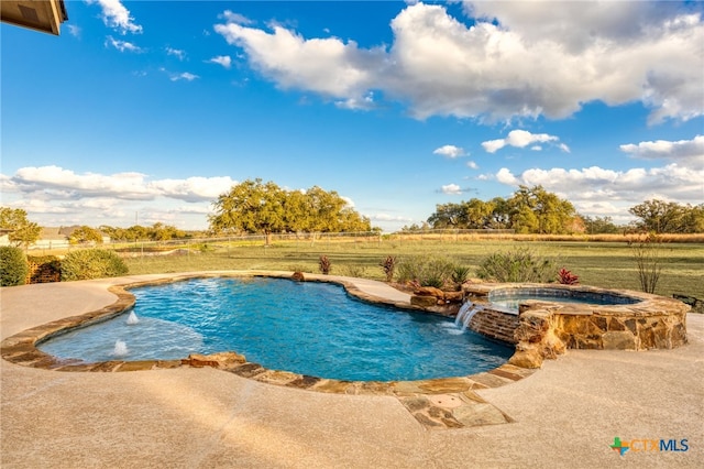 view of pool featuring an in ground hot tub and pool water feature