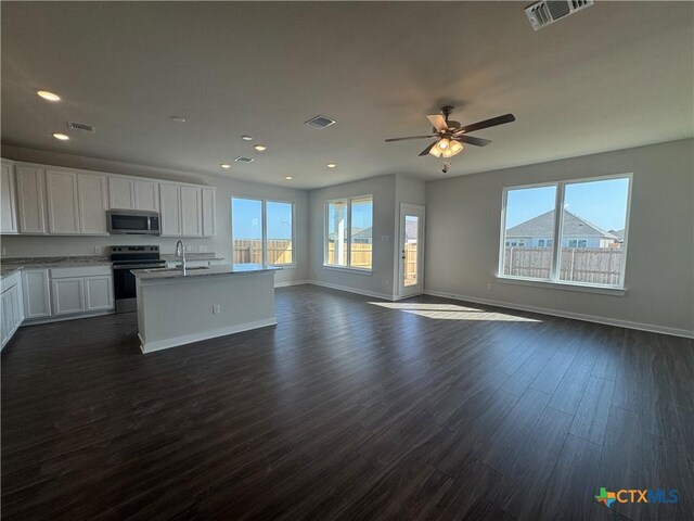 carpeted spare room featuring baseboards and visible vents