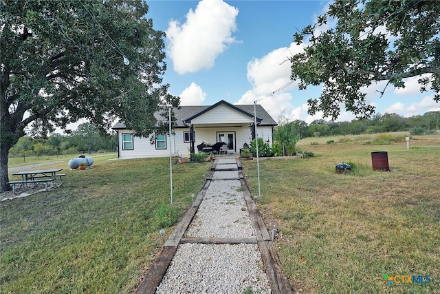 view of front of property featuring a front lawn