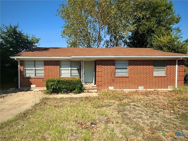 single story home with crawl space, a front lawn, and brick siding