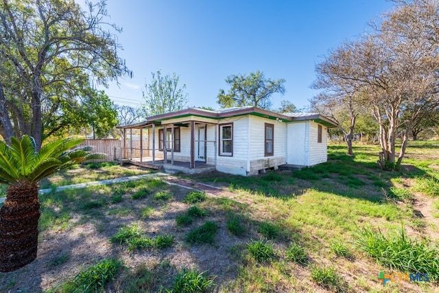 view of front of property featuring a porch and a front yard