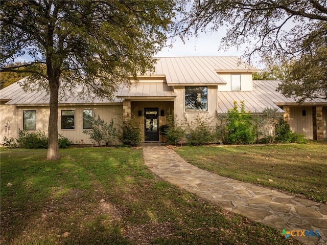 view of front facade featuring a front lawn