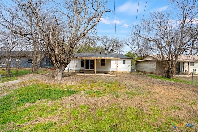 view of front of house featuring fence