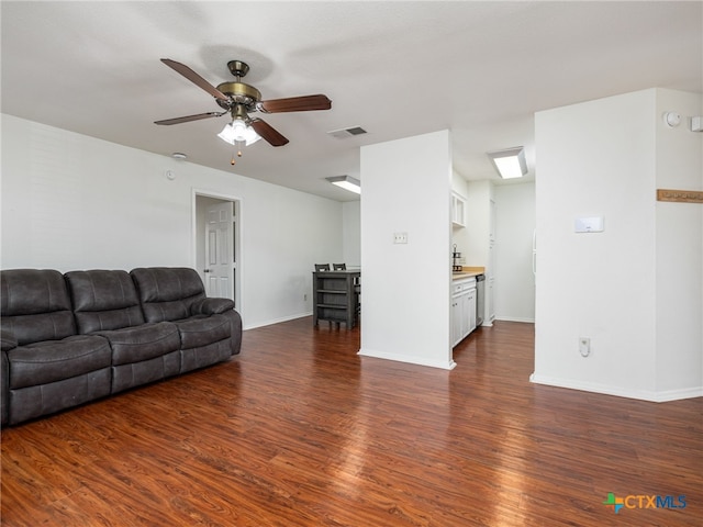 living room featuring dark wood-style floors, baseboards, visible vents, and ceiling fan