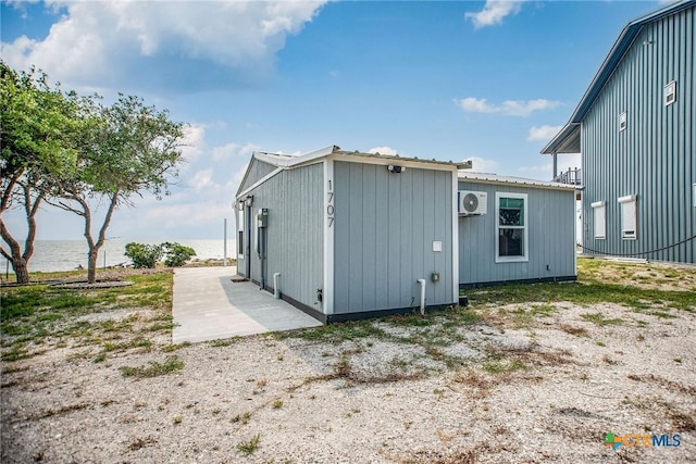 1707 N Ocean Dr, Port Lavaca, TX 77979 - view of outbuilding with a water view and ac unit