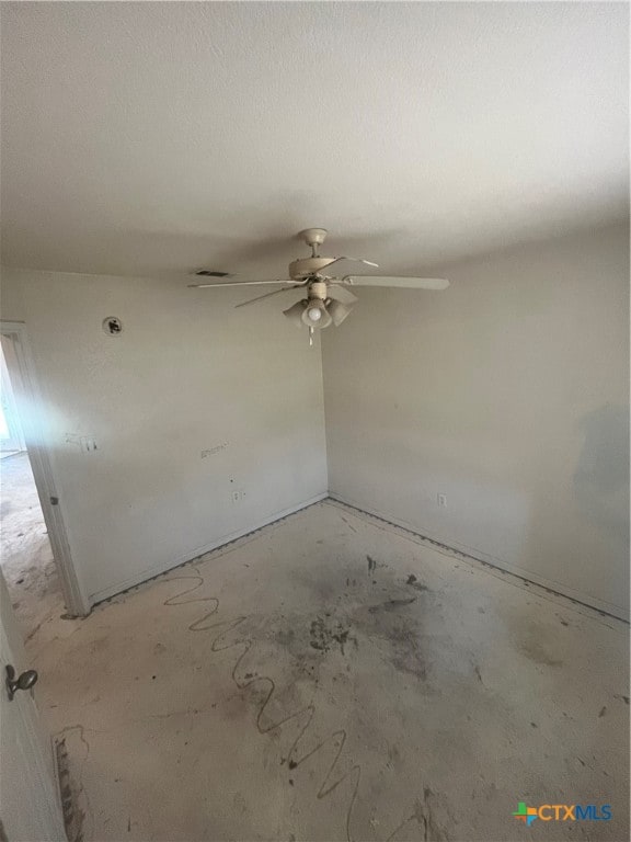 empty room featuring ceiling fan