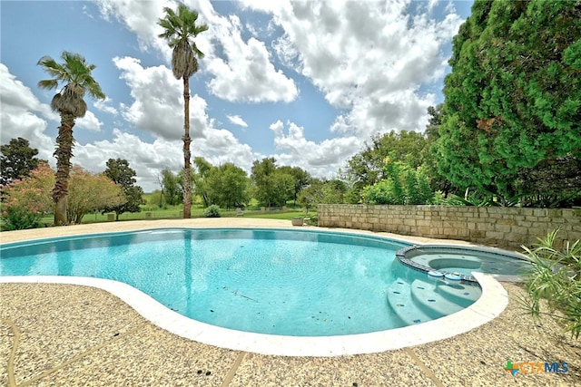 210 Oak Creek Cir, Luling, TX 78648 - view of swimming pool featuring a pool with connected hot tub and view of wooded area