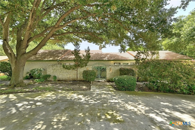 210 Oak Creek Cir, Luling, TX 78648 - ranch-style house with stone siding