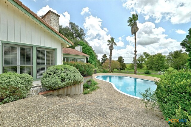 210 Oak Creek Cir, Luling, TX 78648 - view of outdoor pool