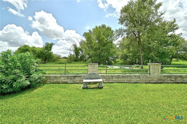 210 Oak Creek Cir, Luling, TX 78648 - view of yard