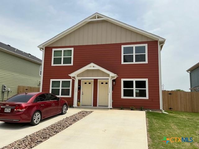 1005 S 26th St, Temple, TX 76501 - traditional home featuring board and batten siding
