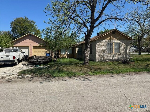 502 N Cherry St, Seguin, TX 78155 - ranch-style home with a garage