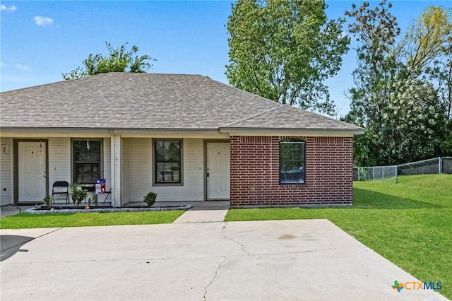 313 Janelle Dr, Copperas Cove, TX 76522 - ranch-style home featuring fence, a shingled roof, a porch, brick siding, and a front yard