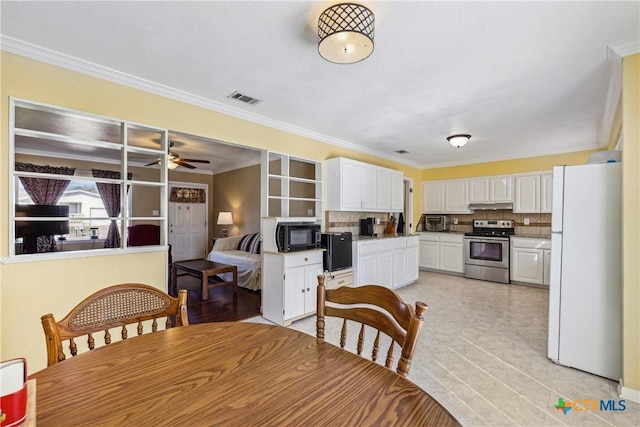 dining area with ornamental molding, visible vents, and a ceiling fan