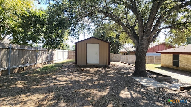 view of yard featuring a shed