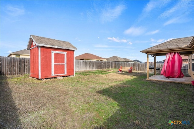 view of yard with a storage unit