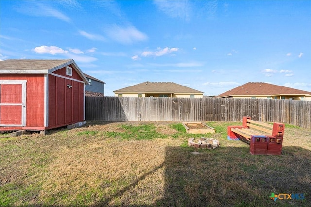 view of yard featuring a storage unit